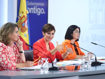 Teresa Ribera, Isabel Rodríguez y Carolina Darias, durante la  rueda de prensa posterior a la reunión del Consejo de Ministros, este martes.