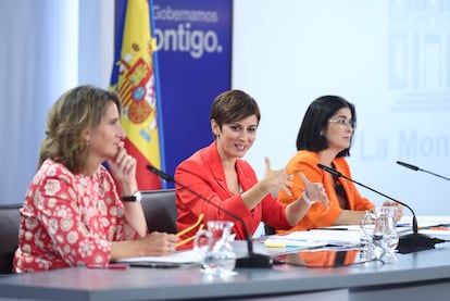 Teresa Ribera, Isabel Rodríguez y Carolina Darias, durante la rueda de prensa posterior a la reunión del Consejo de Ministros, este martes.