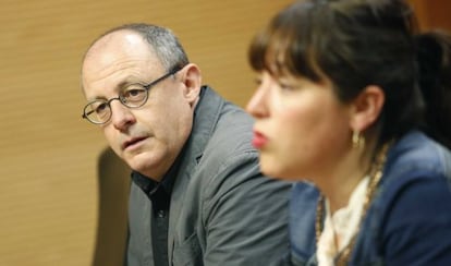 Juan Karlos Izagirre, alcalde de San Sebastián, y Larraitz Ugarte, portavoz de la Diputación de Gipuzkoa, en la rueda de prensa de esta mañana.