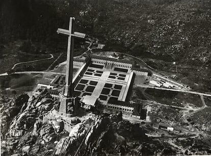 En el Valle de los Caídos se quisieron construir los mismos elementos que componen el Monasterio de El Escorial, panteón real de la monarquía española, a nueve kilómetros de Cuelgamuros. Finalmente, no se hizo ningún lago, pero sí es mucho mayor (1.377 hectáreas frente 94) y está más alto (1.758 metros frente 1.028). También se construyó una basílica, un monasterio con escuela y escolanía, un centro de estudios y una gran cruz cristiana visible desde 20 kilómetros y que puede leerse no solo como la referencia visual, sino también para controlar los alrededores.