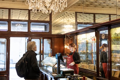 Un cliente en la pastelería La Estrella, que conserva el mobiliario de hace 75 años. 