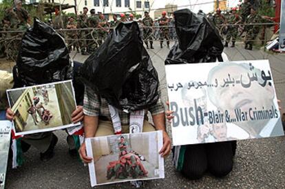 Tres libaneses protestan contra las torturas en Irak ante la Embajada de EE UU en Beirut.