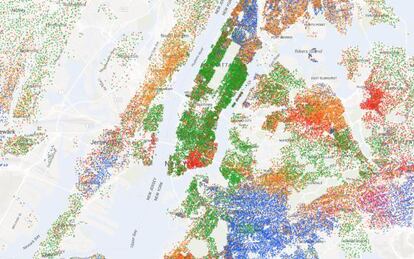 Mapa de la población de Nueva York con ciudadanos blancos en puntos de color verde, negros en azul, hispanos en naranja y asiáticos en rojo.