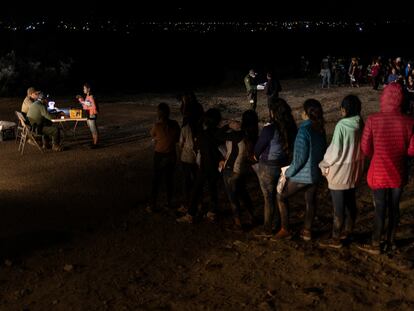 Una fila de menores sin acompañante se registra ante la patrulla fronteriza de EE UU, este 14 de mayo en Texas.