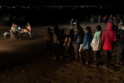 Crisis migratoria: Una fila de menores sin acompañante se registra ante la patrulla fronteriza de EE UU