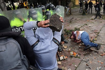 Manifestantes se enfrentan a la policía por la muerte del abogado Javier Ordóñez, en Bogotá (Colombia). Ordóñez falleció en una clínica a la que fue trasladado después de que dos policías del barrio Villaluz, en el oeste de la capital, lo doblegaran con brutalidad y por el uso prolongado de pistolas eléctricas.