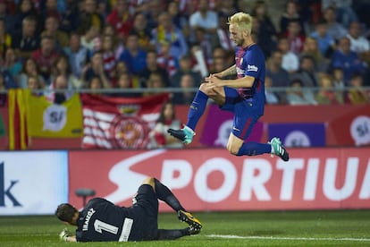 El guardameta del Girona, Gorka Iraizoz, captura el balón ante el centrocampista croata del FC Barcelona, Ivan Rakitic.