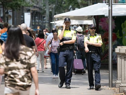 Dos agentes patrullan por la Rambla.