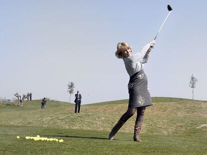 Esperanza Aguirre, inaugurando ayer el nuevo complejo deportivo El Encín, en Alcalá de Henares.
