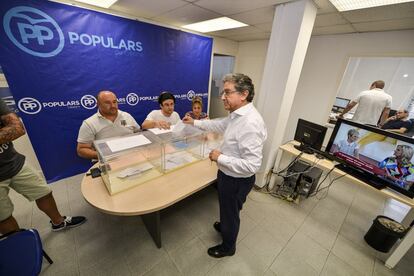 Votación durante las primarias del PP en la sede del partido en Girona.