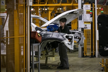 Una trabajadora de la planta de Nissan en la Zona Franca.