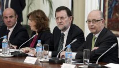 ECO04. MADRID, 12/03/2012.- El presidente del Gobierno, Mariano Rajoy (2d); el ministro de Hacienda, Crist&oacute;bal Montoro (d); el ministro de econom&iacute;a, Luis de Guindos (i), y la vicepresidenta Soraya S&aacute;enz de Santamar&iacute;a (2i), durante la reuni&oacute;n con representantes de los proveedores de comunidades aut&oacute;nomas y ayuntamientos para presentarles el plan de pagos aprobado por el Ejecutivo. EFE/SERGIO BARRENECHEA