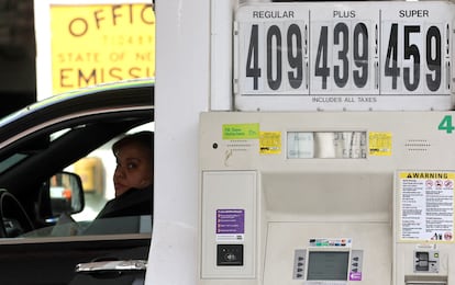 Precios del carburante en un cartel de una gasolinera de Manhattan (Nueva York), el pasado 7 de marzo.