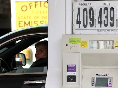 Precios del carburante en un cartel de una gasolinera de Manhattan (Nueva York), el pasado 7 de marzo.