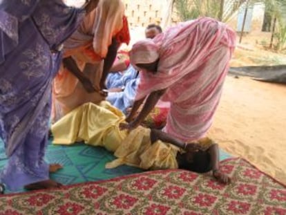 Una niña es sometida a la ablación genital en Mauritania.