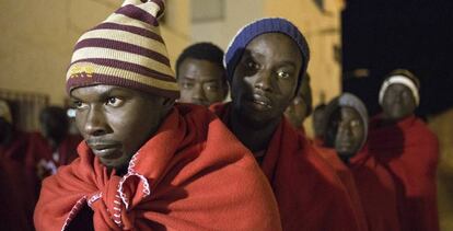 Varios inmigrantes subsaharianos rescatados este martes cerca de la isla de Alborán.