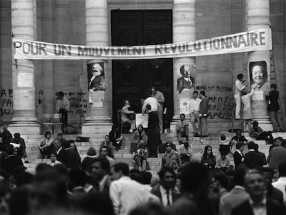 La universidad de La Sorbona, ocupada por los estudiantes en mayo de 1968, París, Francia.