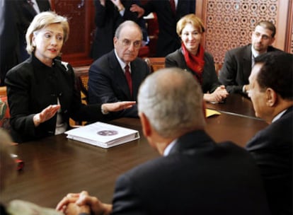 La secretaria de Estado de EE UU, Hillary Clinton, habla con el presidente egipcio, Hosni Mubarak, en la reunión de Sharm el Sheik.