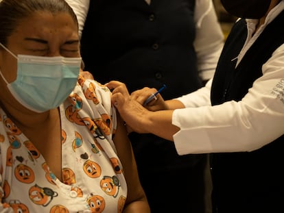 Vacunación de personal médico en Campeche, el primer Estado de México que reanudará las clases presenciales después de Semana Santa.