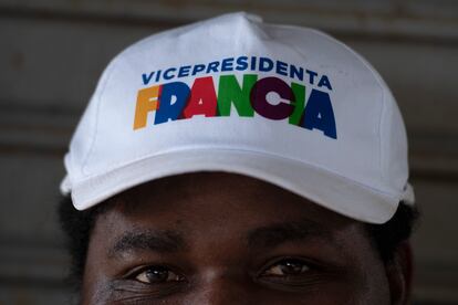 Un hombre usa una gorra con publicidad política de la campaña de Francia Marquez, fórmula vicepresidencial de Gustavo Petro.