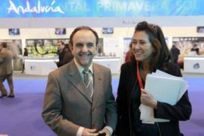 El consejero de Turismo y Comercio de la Junta de Andalucía, Rafael Rodríguez Bermúdez, junto a la presidenta de Paradores de Turismo, Ángeles Alarcó. EFE/Archivo