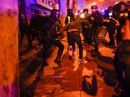 Protesta contra la amnistía en los alrededores de la sede del PSOE en la calle Ferraz, de Madrid, este jueves.