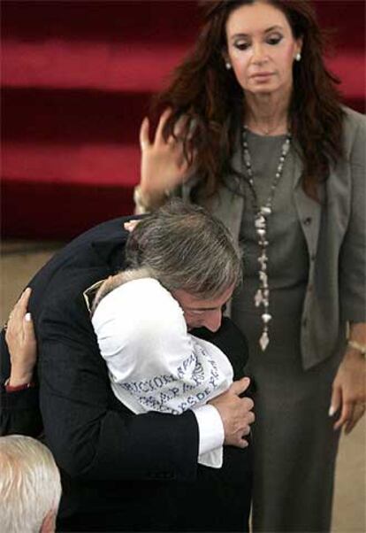 Kirchner abraza a Hebe de Bonafini, de Madres de Plaza de Mayo.