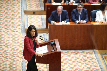 La portavoz de Unidas Podemos en la Asamblea de Madrid, Isabel Serra, durante su intervención en la segunda y última sesión del pleno de investidura.