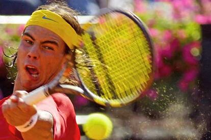 Nadal golpea la bola durante el partido de ayer.