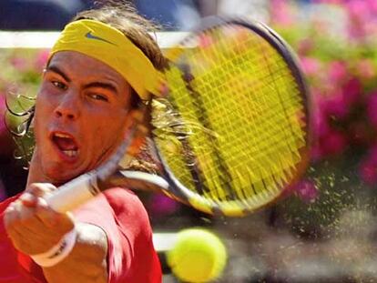 Nadal golpea la bola durante el partido de ayer.