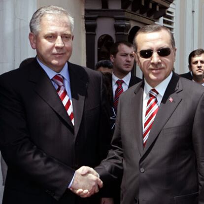 El primer ministro croata, Ivo Sanader (i), recibe a su homólogo turco,  Recep Tayyip Erdogan, esta mañana en Zagreb para hablar sobre las negociaciones que ambos países mantienen para adherirse a la UE.