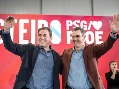 Pedro Sánchez y el candidato del PSOE a la Presidencia de la Xunta, José Ramón Gómez Besteiro, este sábado, durante el mitin del partido en San Cibrao das Viñas (Orense).