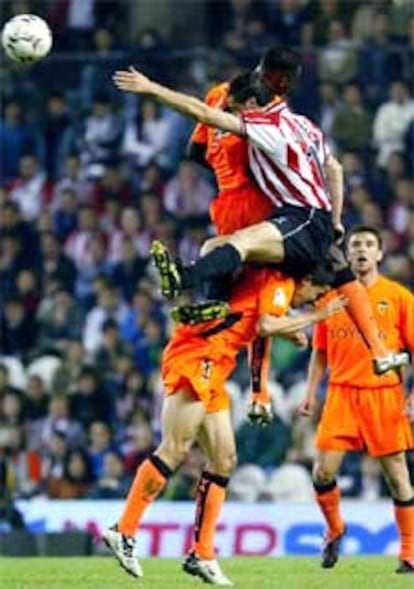 Sissoko y Orbaiz saltan sobre Vicente en un balón aéreo.