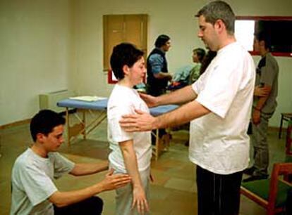 Asistentes al taller de masaje erótico, durante la sesión de ayer.