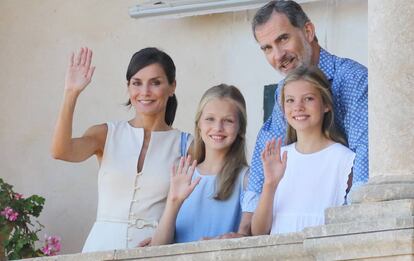 Los Reyes visitan con sus hijas, Leonor y Sofía, la Casa Museo de Son Marroig.