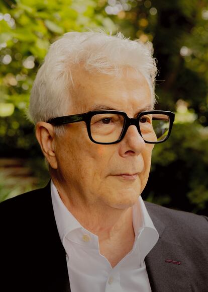 El escritor Ken Follett, en su casa de Londres.