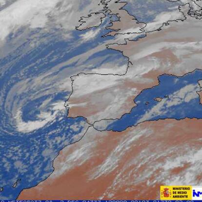 El Instituto Nacional de Meteorología prevé que siga nevando durante todo el puente. Por encima de los 800 metros en el noroeste y en la cordillera cantábrica y en 1.200 en el sistema central y en el pirineo occidental. En el resto de España la nieve sólo podrá verse por encima de los 1.300 ó 1.500 metros.