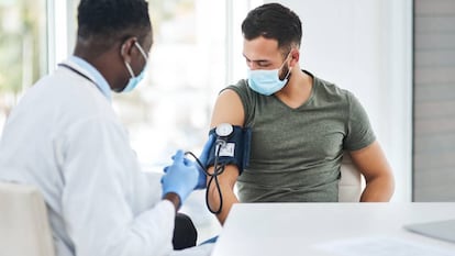 Un trabajador en un reconocimiento médico. Getty Images