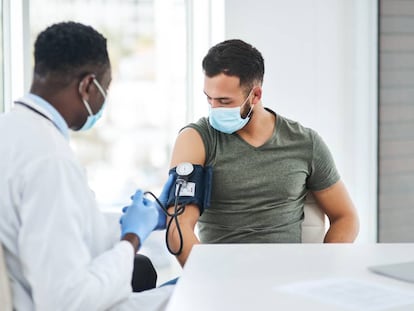 Un trabajador en un reconocimiento médico. Getty Images