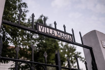 Cartel a en la entrada de una vivienda en la colonia Jardín de la Rosa, en Chamartín. 
