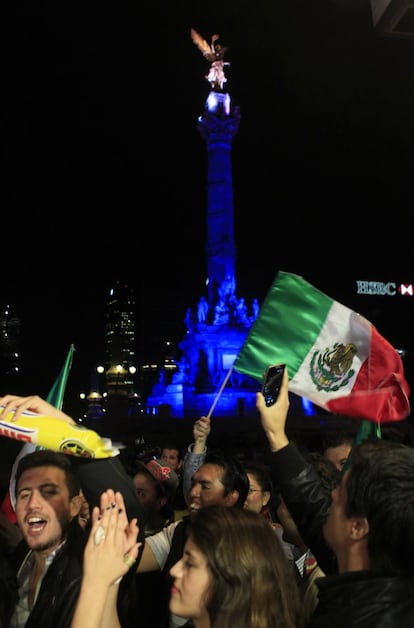 La afición de México salió a las calles de la capital, junto al Monumento a la Independencia, para celebrar el triunfo sobre Nueva Zelanda.