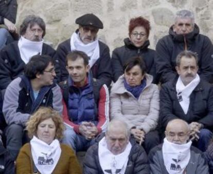 Josu Zabarte, 'el carnicero de Mondragón', en la última fila, con gafas ahumadas y txapela, durante la rueda de prensa de Etxerat.