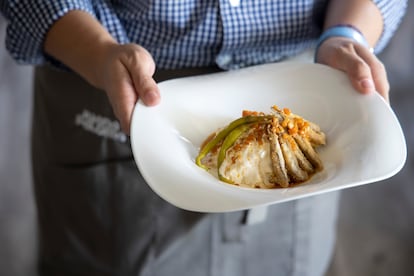  Ensaladilla rusa con manojillo de boquerones fritos.