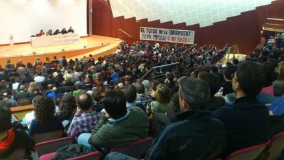 Asamblea de trabajadores y estudiantes celebrada este viernes