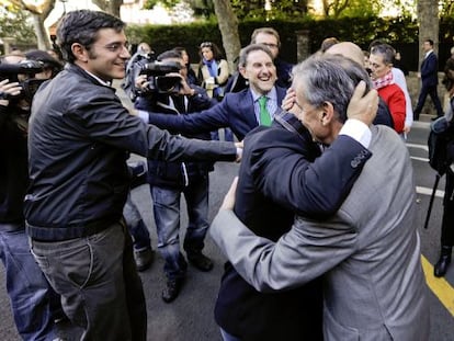 Ram&oacute;n J&aacute;uregui, ministro de la Presidencia, abraza a Od&oacute;n Elorza, exalcalde de San Sebasti&aacute;n, en presencia del diputado Eduardo Madina. 