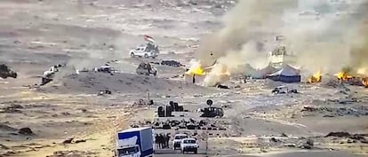 Fuerzas del Frente Polisario prenden fuego el 13 de noviembre de 2020 a tiendas de campaña situadas en El Guerguerat, después de que el Ejército marroquí disolviera una protesta de civiles saharauis que bloqueaban la carretera hacia Mauritania.