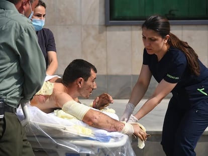 Una sanitaria atiende a un armenio herido supuestamente durante la escalada de las hostilidades con Azerbaiyán este lunes en una foto cedida por el Gobierno de Armenia.