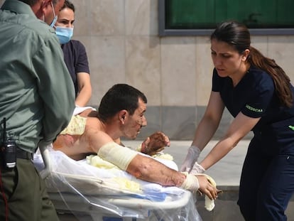 Una sanitaria atiende a un armenio herido supuestamente durante la escalada de las hostilidades con Azerbaiyán este lunes en una foto cedida por el Gobierno de Armenia.