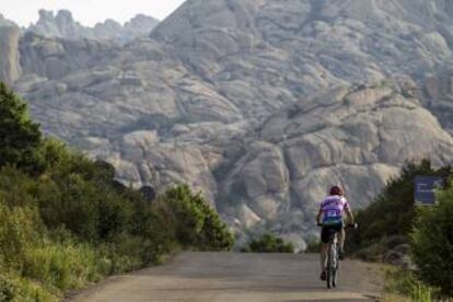 Un ciclista, en el Parque Nacional del Guadarrama.