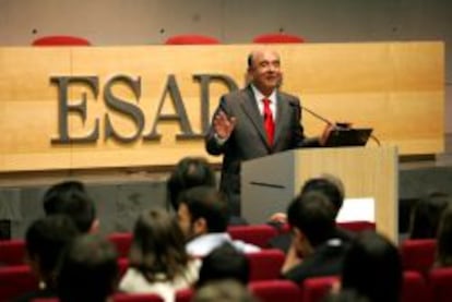 Emilio Bot&iacute;n, en una conferencia a directivos en Esade, en mayo de 2008.